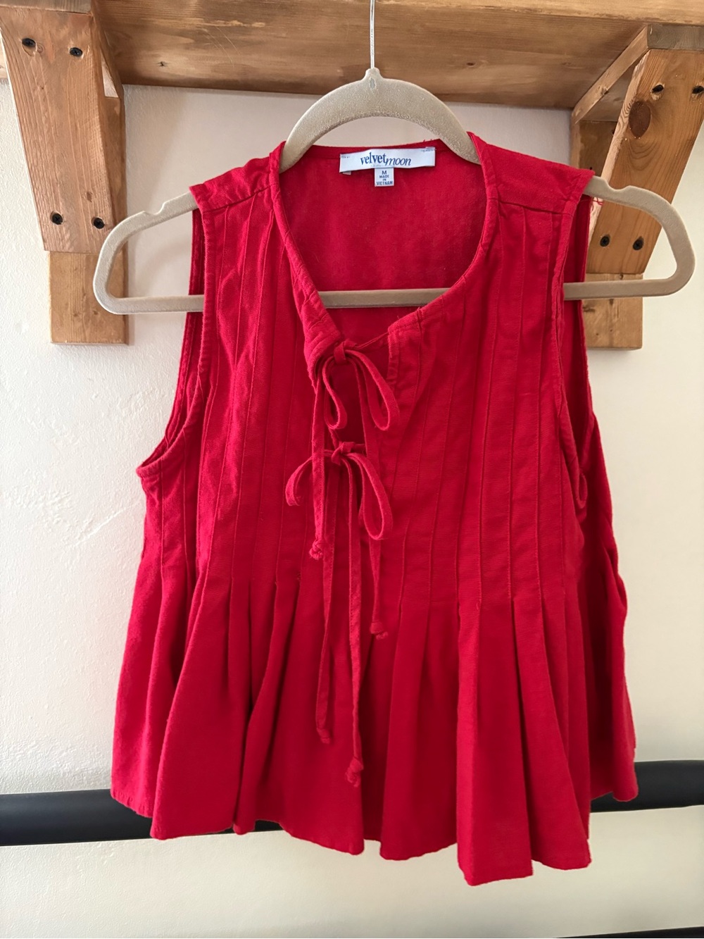 Velvet by Graham & Spencer Red Sleeveless Tie-Front Pleated Tank